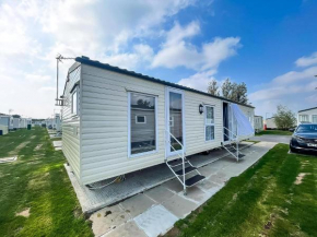 Lovely 8 Berth Caravan For Hire Near Clacton-On-Sea In Essex Ref 28029Dw